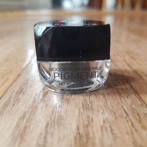 Younique moodstruck mineral pigment